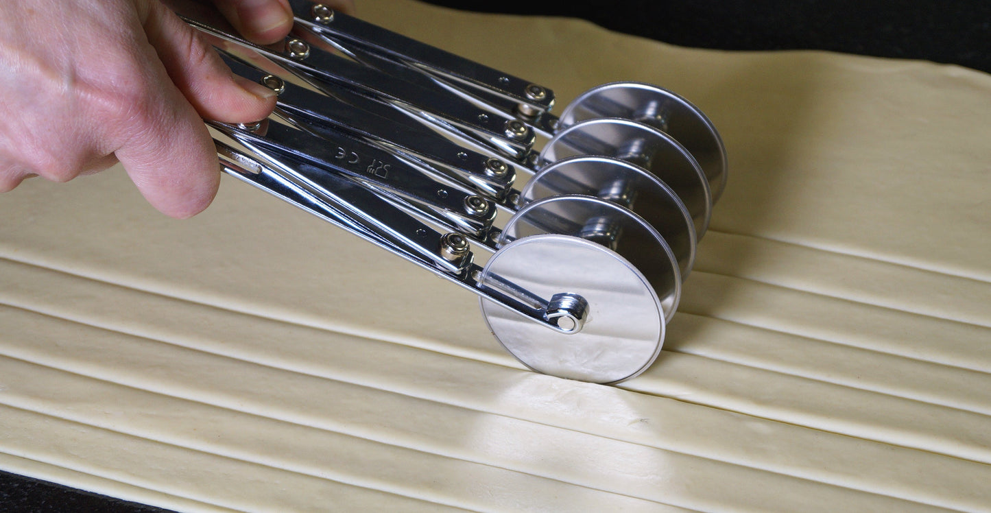 De Buyer Expanding Pastry Cutter with 5 Plain Wheels